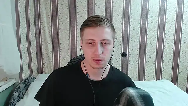 Snapshot of darienlarge chatting on 03.15.25 darienlarge online show from 03.15.25