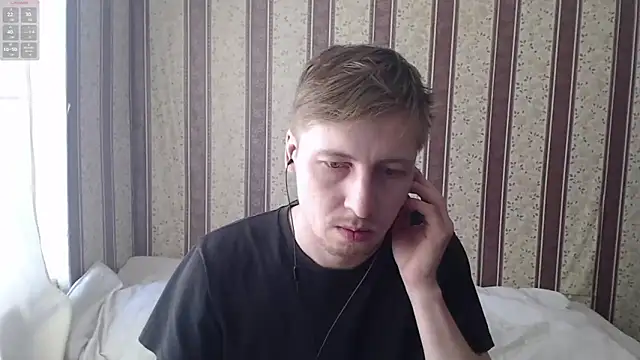Snapshot of darienlarge chatting on 03.19.25 darienlarge online show from 03.19.25