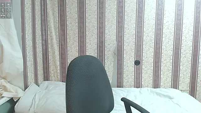 Snapshot of darienlarge chatting on 03.19.25 darienlarge online show from 03.19.25