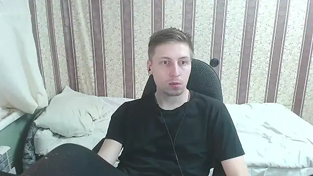 Snapshot of darienlarge chatting on 03.19.25 darienlarge online show from 03.19.25