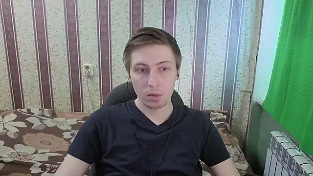Snapshot of darienlarge chatting on 04.18.26 darienlarge online show from 04.18.26