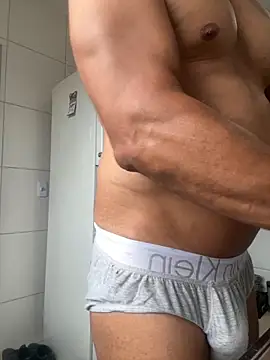 Snapshot of grosso-pau chatting on 11.16.25 grosso-pau online show from 11.16.25