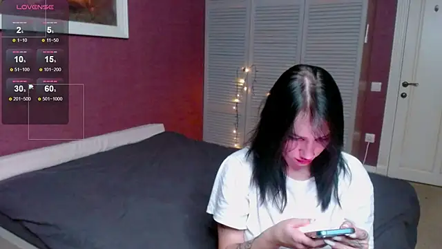 Snapshot of Laura_Key chatting on 10.29.25 Laura Key online show from 10.29.25