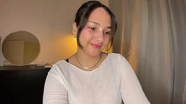 Snapshot of xSelena chatting on 01.08.25 xSelena online show from 01.08.25