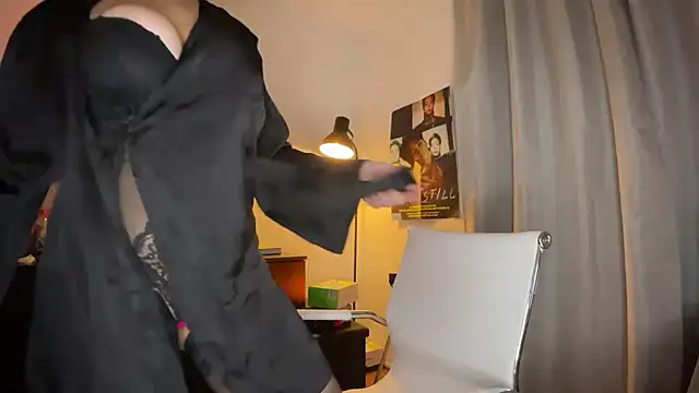 Snapshot of xSelena chatting on 01.22.25 xSelena online show from 01.22.25