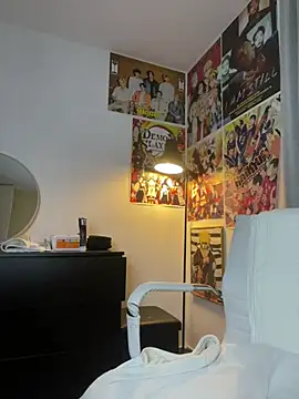 Snapshot of xSelena chatting on 03.16.25 xSelena online show from 03.16.25