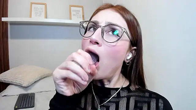 Snapshot of LANA-JONNES chatting on 05.19.26 LANA-JONNES online show from 05.19.26