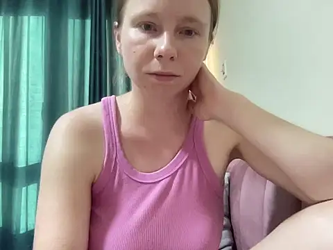 Snapshot of SweetLucy96 chatting on 10.27.25 SweetLucy96 online show from 10.27.25