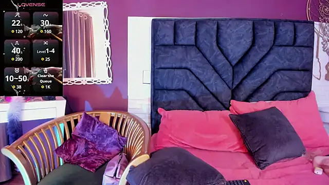 Snapshot of Mia-Bloom chatting on 02.11.25 Mia-Bloom online show from 02.11.25