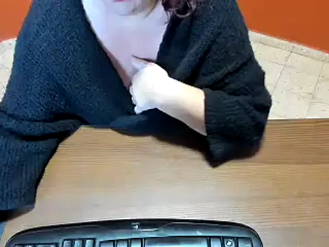 Snapshot of NikkiHolland chatting on 01.29.25 NikkiHolland online show from 01.29.25