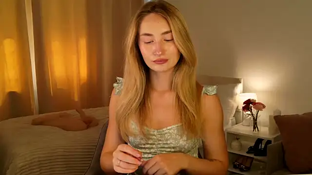 Snapshot of bella__rose chatting on 06.06.26 bella rose online show from 06.06.26