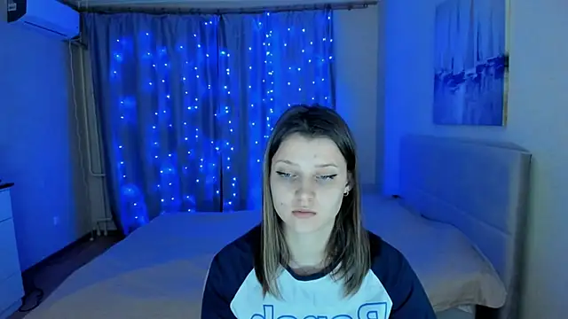 Snapshot of SoniNesti chatting on 12.11.24 SoniNesti online show from 12.11.24