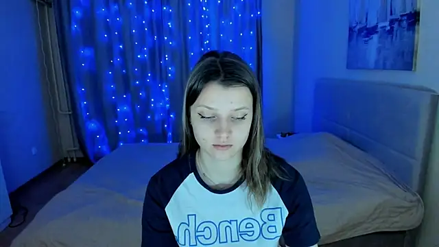 Snapshot of SoniNesti chatting on 12.12.24 SoniNesti online show from 12.12.24