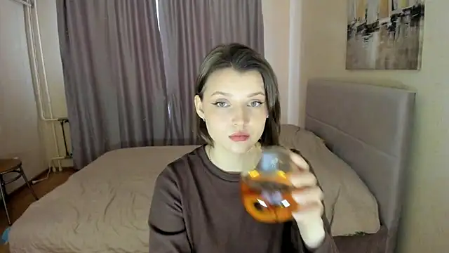 Snapshot of SoniNesti chatting on 03.14.25 SoniNesti online show from 03.14.25