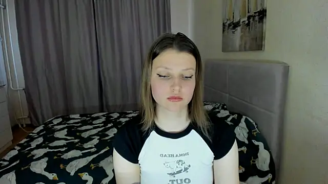 Snapshot of SoniNesti chatting on 09.19.25 SoniNesti online show from 09.19.25