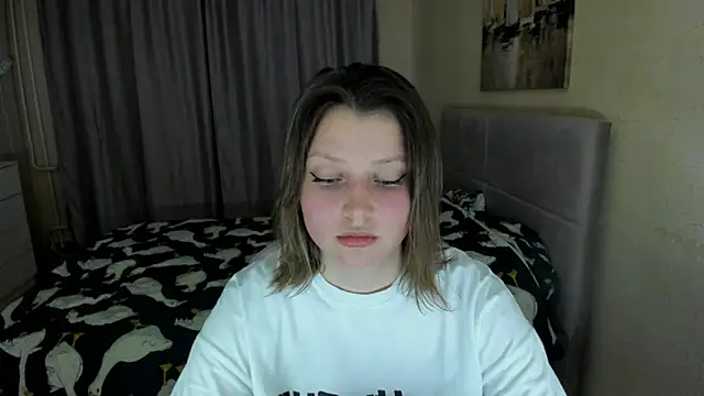 Snapshot of SoniNesti chatting on 09.24.25 SoniNesti online show from 09.24.25