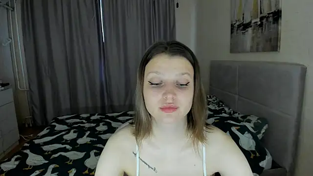 Snapshot of SoniNesti chatting on 09.26.25 SoniNesti online show from 09.26.25