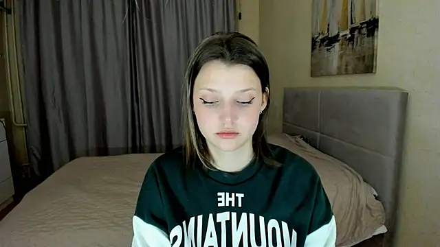 Snapshot of SoniNesti chatting on 10.13.25 SoniNesti online show from 10.13.25