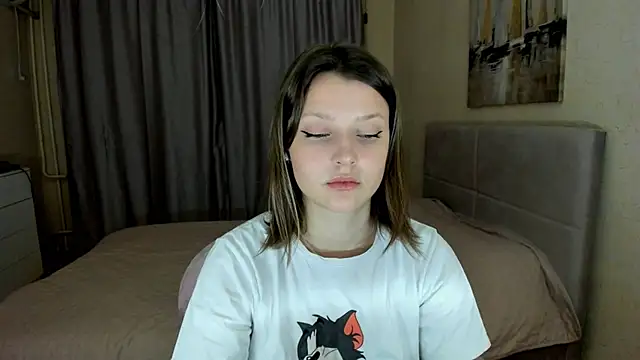 Snapshot of SoniNesti chatting on 10.14.25 SoniNesti online show from 10.14.25