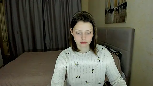 Snapshot of SoniNesti chatting on 10.28.25 SoniNesti online show from 10.28.25