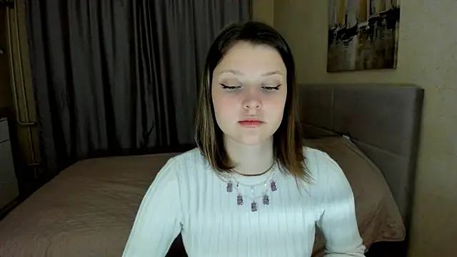 Snapshot of SoniNesti chatting on 10.29.25 SoniNesti online show from 10.29.25