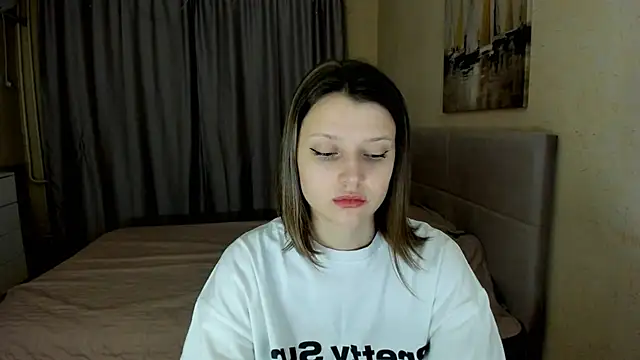 Snapshot of SoniNesti chatting on 10.30.25 SoniNesti online show from 10.30.25