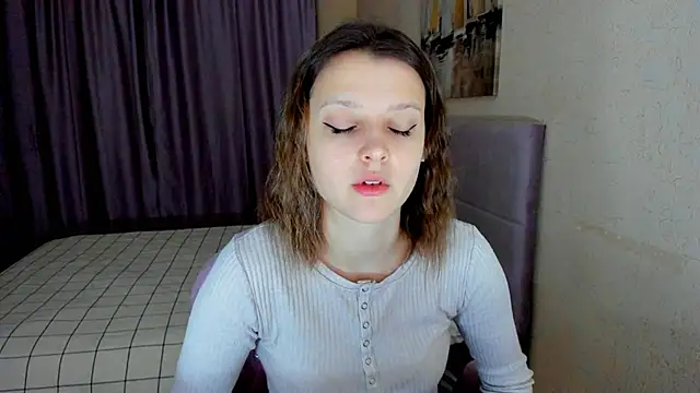 Snapshot of SoniNesti chatting on 11.15.25 SoniNesti online show from 11.15.25