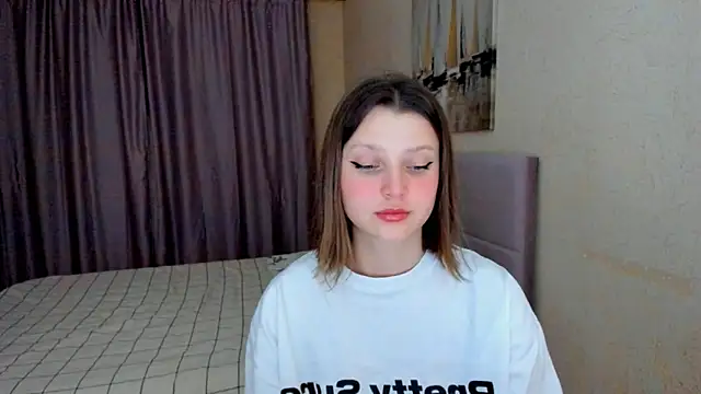 Snapshot of SoniNesti chatting on 11.25.25 SoniNesti online show from 11.25.25