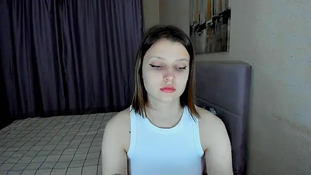 Snapshot of SoniNesti chatting on 11.26.25 SoniNesti online show from 11.26.25