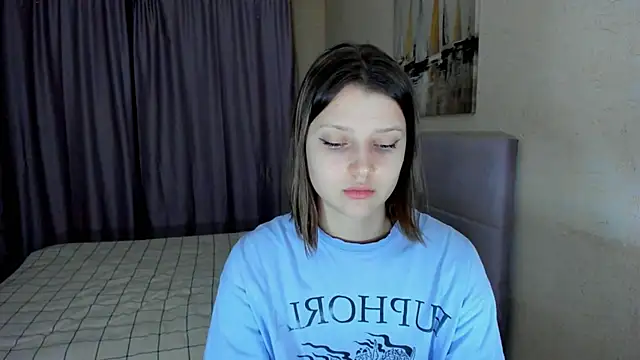 Snapshot of SoniNesti chatting on 11.28.25 SoniNesti online show from 11.28.25