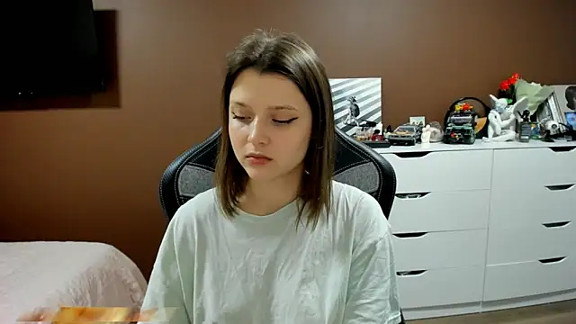 Snapshot of SoniNesti chatting on 02.26.26 SoniNesti online show from 02.26.26