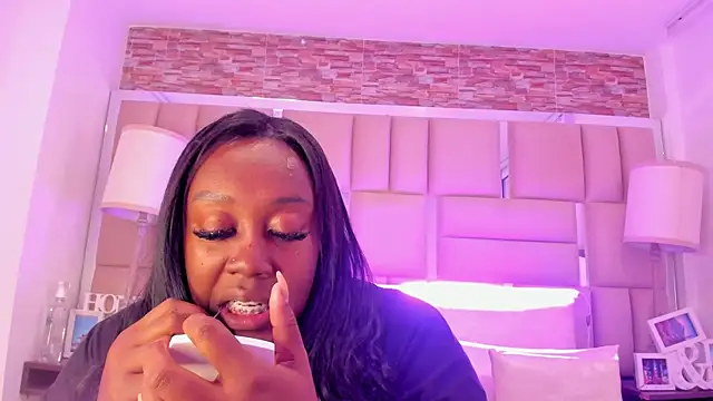 ShaniaBrownn online show from 11.20.25