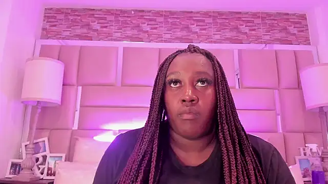 Snapshot of ShaniaBrownn chatting on 05.13.26 ShaniaBrownn online show from 05.13.26