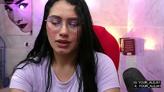 LauraRuiz1 online show from 05.15.26
