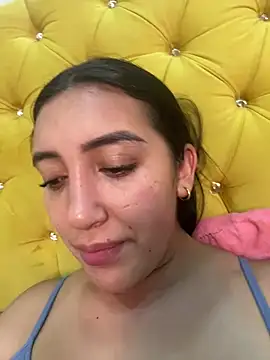 Snapshot of Hannahoff chatting on 02.04.25 Hannahoff online show from 02.04.25