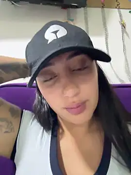 Snapshot of Hannahoff chatting on 03.03.25 Hannahoff online show from 03.03.25