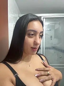 Snapshot of Hannahoff chatting on 11.04.25 Hannahoff online show from 11.04.25