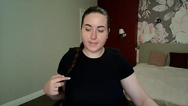 Snapshot of Roxie_Bradley chatting on 05.13.26 Roxie Bradley online show from 05.13.26