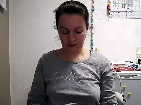 Snapshot of LoveNBloom chatting on 01.31.25 LoveNBloom online show from 01.31.25