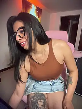 Miaparkerss  online show from 10.31.25