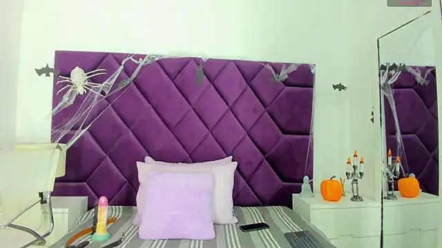 Snapshot of AlmaSean chatting on 11.09.25 AlmaSean online show from 11.09.25