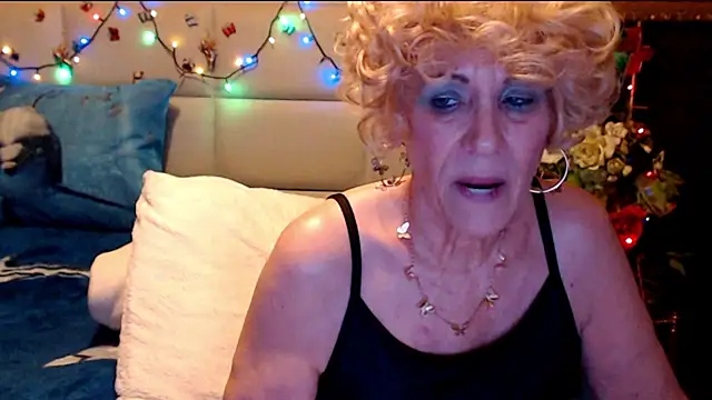 Snapshot of HappyWomanOn chatting on 02.21.26 HappyWomanOn online show from 02.21.26