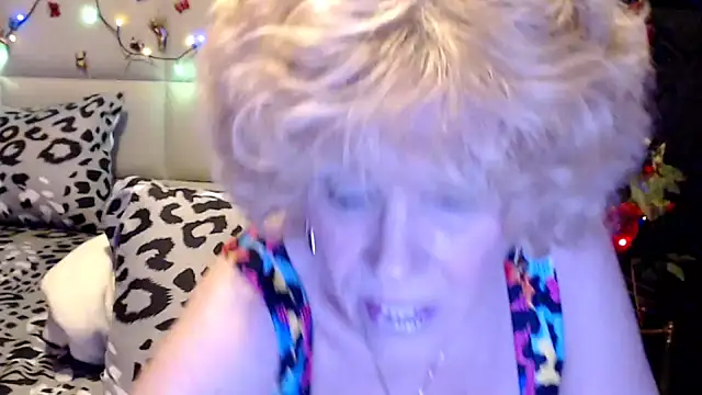 Snapshot of HappyWomanOn chatting on 04.17.26 HappyWomanOn online show from 04.17.26