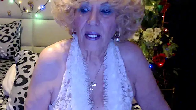 Snapshot of HappyWomanOn chatting on 04.19.26 HappyWomanOn online show from 04.19.26