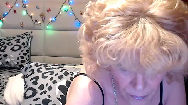 Snapshot of HappyWomanOn chatting on 04.20.26 HappyWomanOn online show from 04.20.26