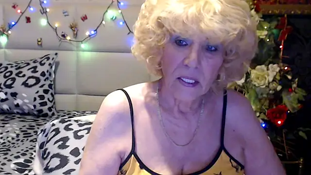 Snapshot of HappyWomanOn chatting on 04.21.26 HappyWomanOn online show from 04.21.26