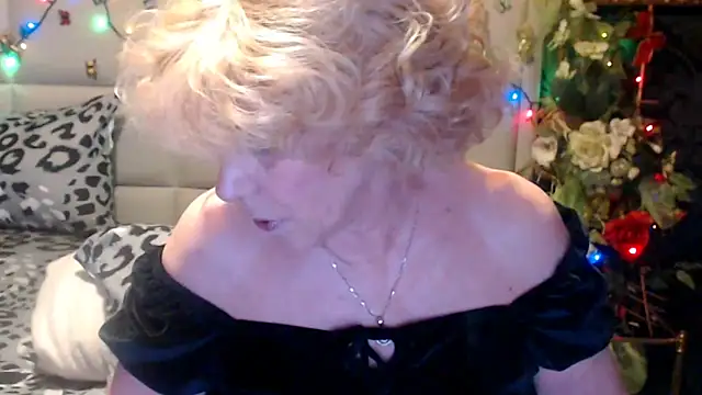 Snapshot of HappyWomanOn chatting on 04.23.26 HappyWomanOn online show from 04.23.26