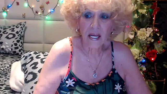 Snapshot of HappyWomanOn chatting on 04.24.26 HappyWomanOn online show from 04.24.26