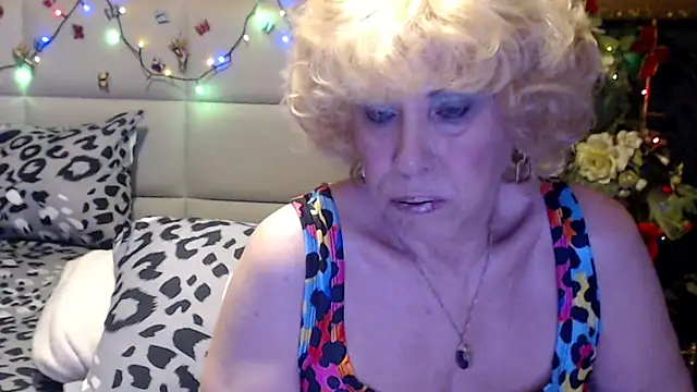 Snapshot of HappyWomanOn chatting on 04.25.26 HappyWomanOn online show from 04.25.26