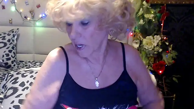Snapshot of HappyWomanOn chatting on 04.26.26 HappyWomanOn online show from 04.26.26